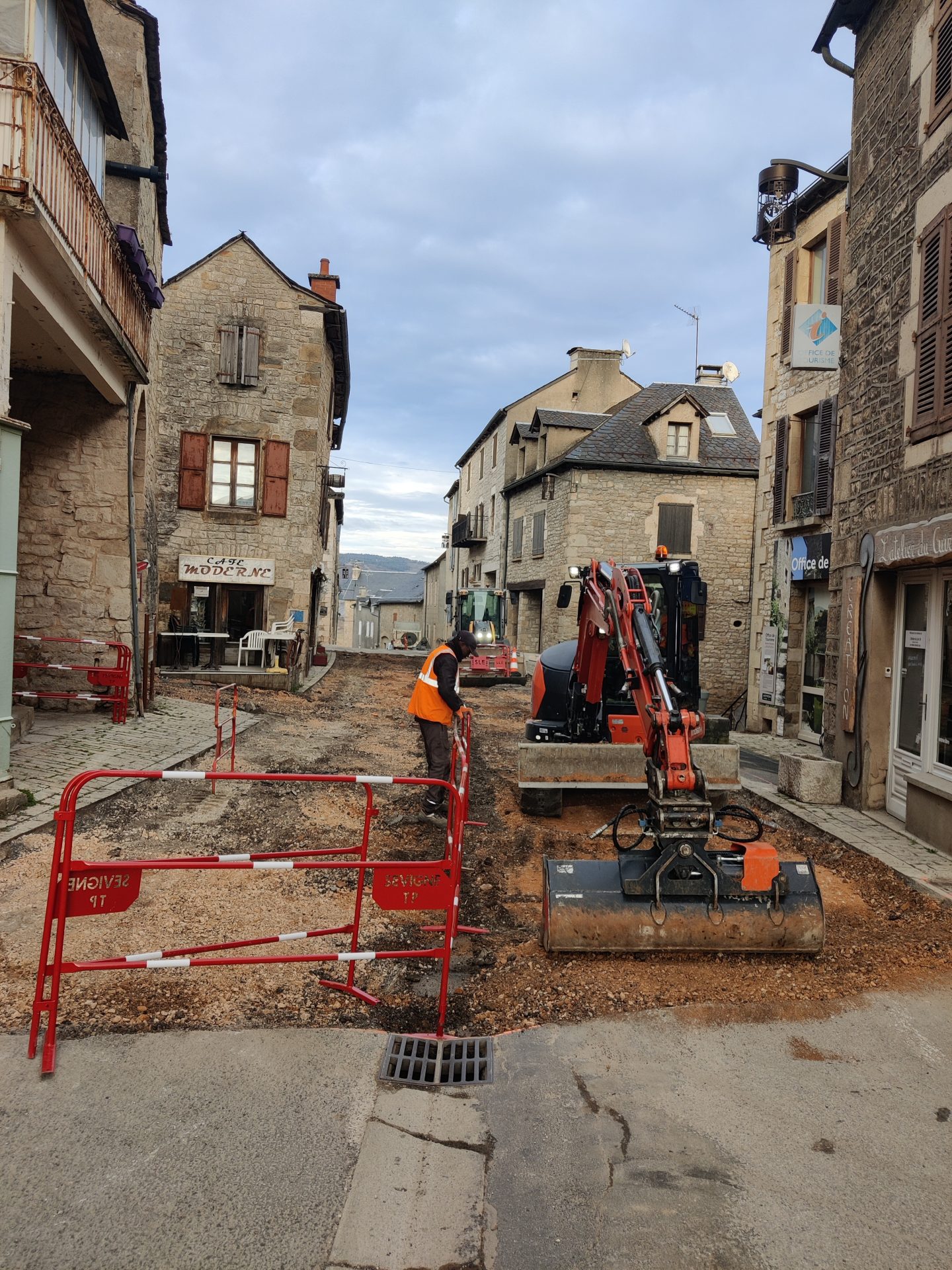 Lire la suite à propos de l’article // RUE DES DOUVES, GRAND FAUBOURG, BARRY et AUGUSTE GIROU : REPRISE DES TRAVAUX //